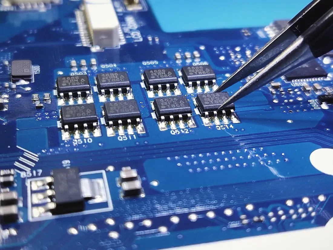 Bestücken von SMD-Bauteilen mit der Pinzette