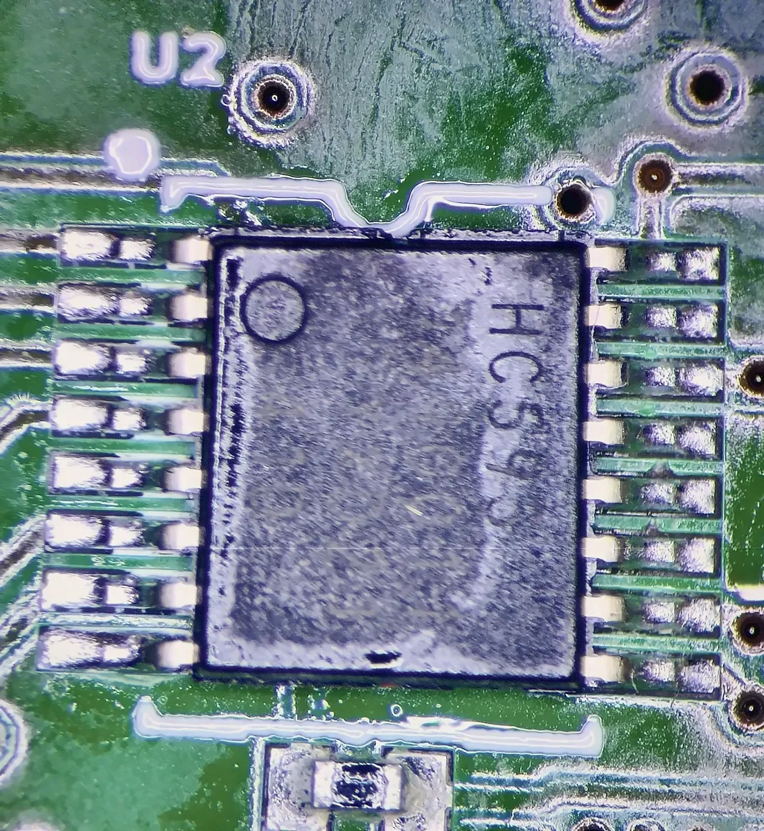IC (74HC595) auf seinen Lötpads unter dem Mikroskop